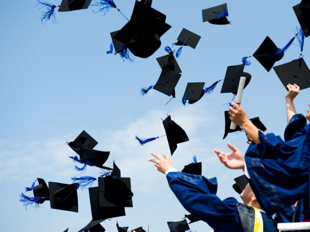 美国大学毕业生人数连续第二年下降！