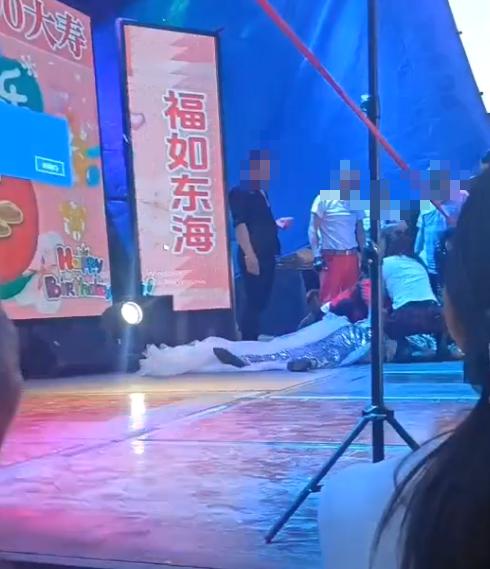重庆90岁老人寿宴上女歌手疑踩到演出服裙摆摔倒去世，警方回应  重庆 老人 寿宴 女 第1张