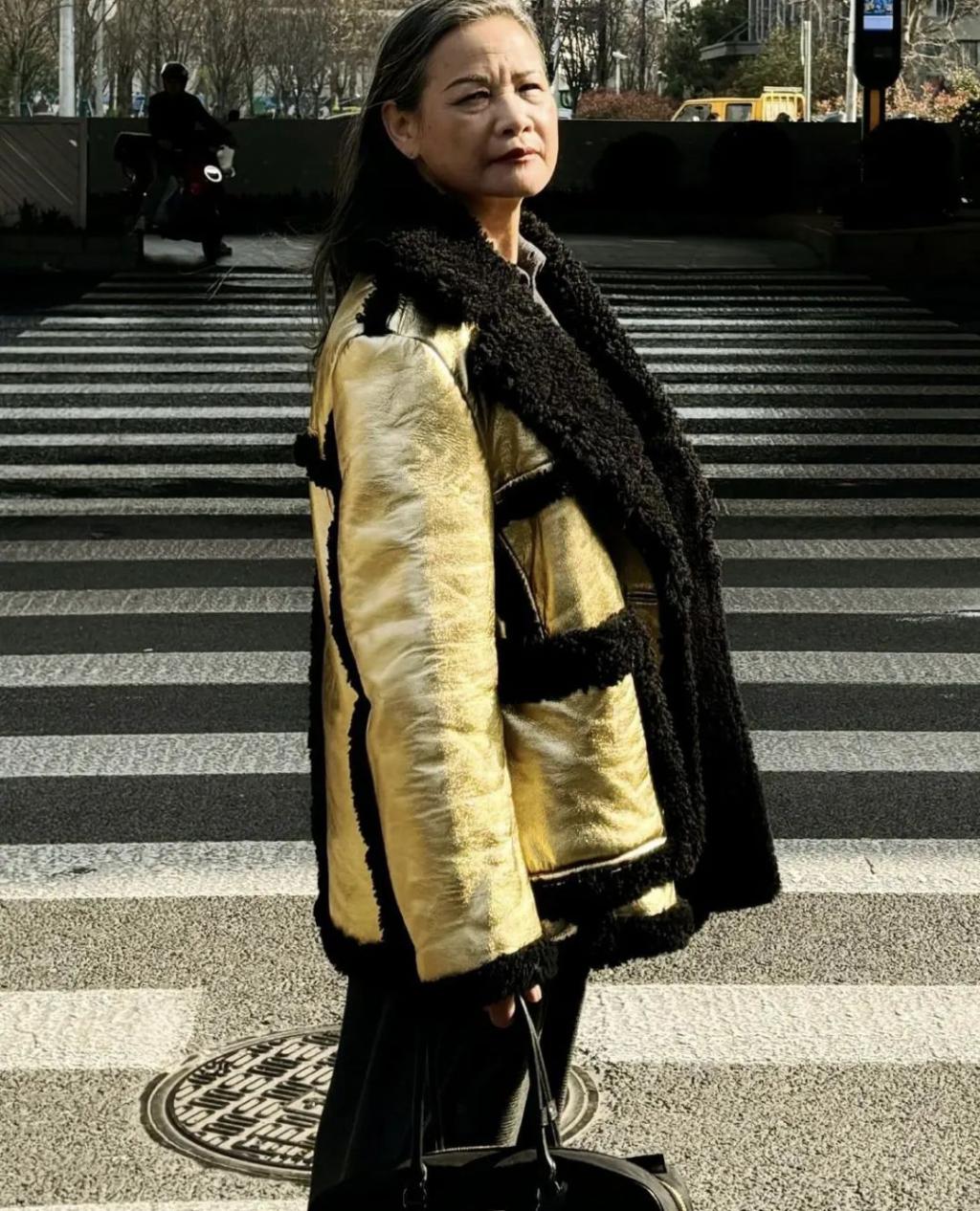 她71岁出道当时尚博主，给Miu Miu走秀，震撼巴黎  出道 尚博主 miumiu 巴黎 第73张