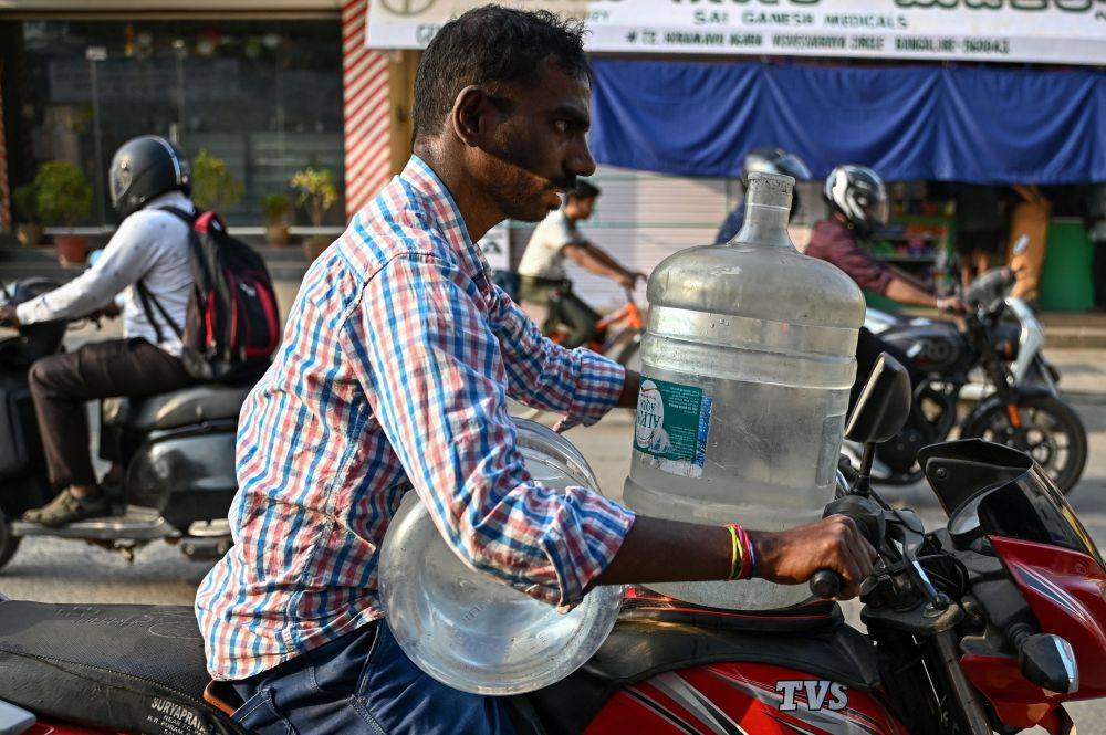 印度班加罗尔：排队打水  来源 水资源 男子 搬运 新华社 班加罗尔 人们 民众 第1张