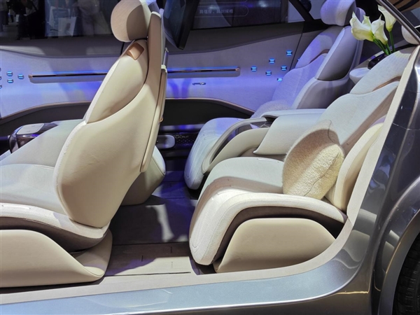 采用对开门设计 自带彩电沙发！创维首款轿车SKYHOME亮相AWE 2024  开门 彩电 沙发 创维 第6张