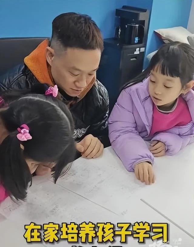 奥运冠军杨威回应双胞胎女儿在家上学：很无奈  奥运冠军 杨威 双胞胎 女儿 第3张