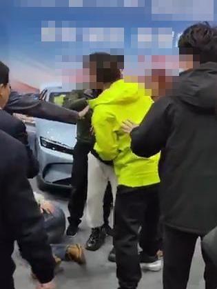 南京新能源车展极氪汽车突然启动撞倒多人，家长怒拍驾驶舱“撞到我儿子了”，警方介入  南京 新能源 车展 汽车 第2张