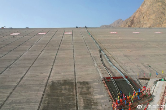 16万平方米！世界最高面板坝启动面板混凝土浇筑  面板 坝 混凝土 第1张