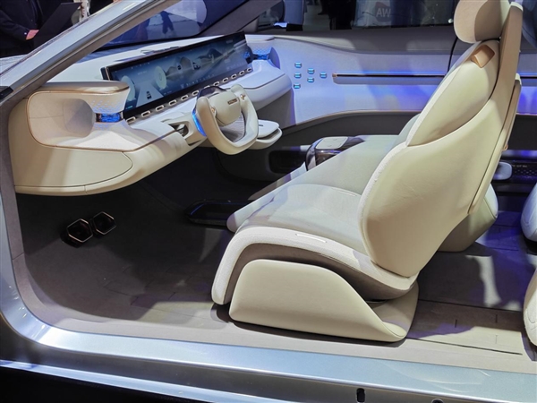 采用对开门设计 自带彩电沙发！创维首款轿车SKYHOME亮相AWE 2024  开门 彩电 沙发 创维 第5张