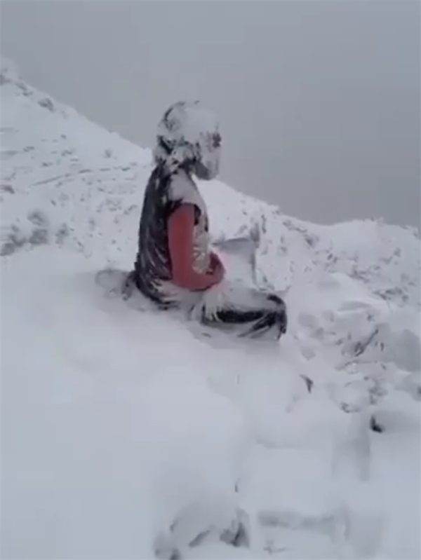 大师在喜马拉雅山脉修行冻成雪人：分不清是真人拍摄还是AI作品  第1张