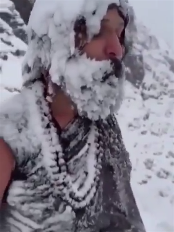 大师在喜马拉雅山脉修行冻成雪人：分不清是真人拍摄还是AI作品  第2张