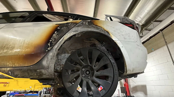澳洲一特斯拉Model 3行驶中烧成壳：撞上卡车掉落的传动轴  澳洲 特斯拉 model 壳 第2张