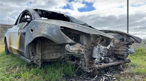 澳洲一特斯拉Model 3行驶中烧成壳：撞上卡车掉落的传动轴  澳洲 特斯拉 model 壳 第1张