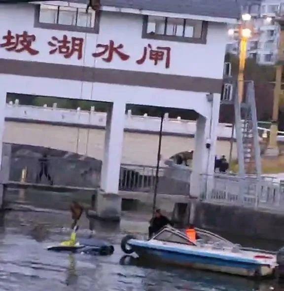宝马凌晨坠湖，四川19岁小伙救下一车5人后不幸溺亡，多方发声