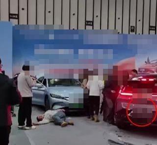 南京新能源车展极氪汽车突然启动撞倒多人，家长怒拍驾驶舱“撞到我儿子了”，警方介入  南京 新能源 车展 汽车 第1张