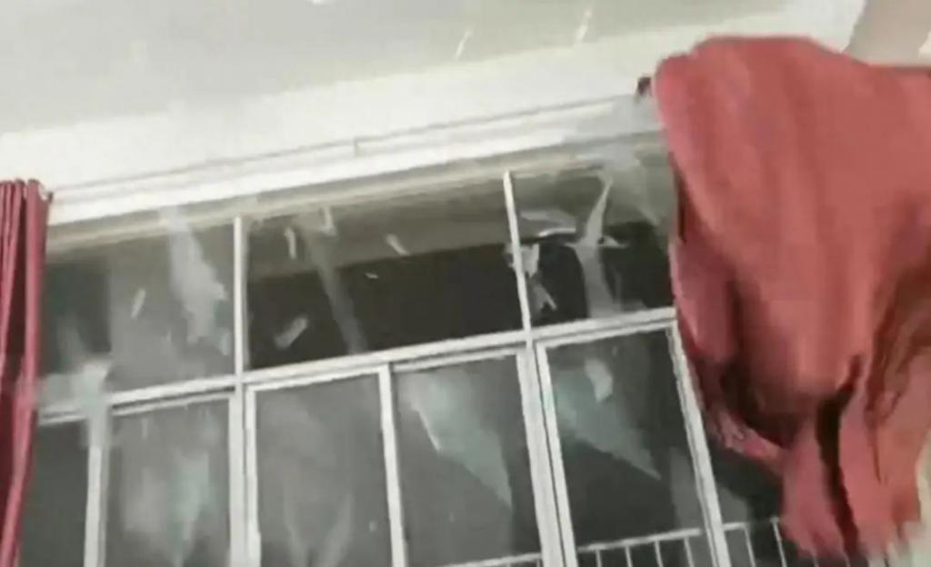 江西一高校教室玻璃因暴雨爆裂，校方：有部分学生受伤  江西 高校 教室 玻璃 第1张