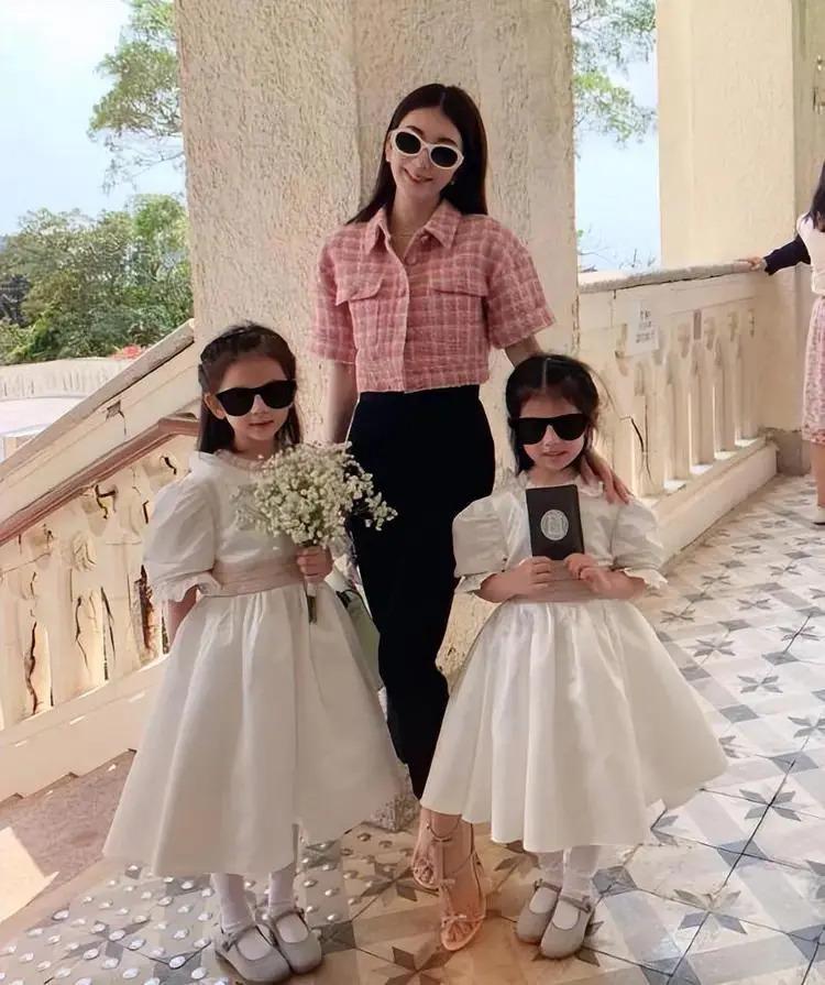 方媛带两个女儿参加婚礼，姐姐像爸爸，姐妹当花童超可爱